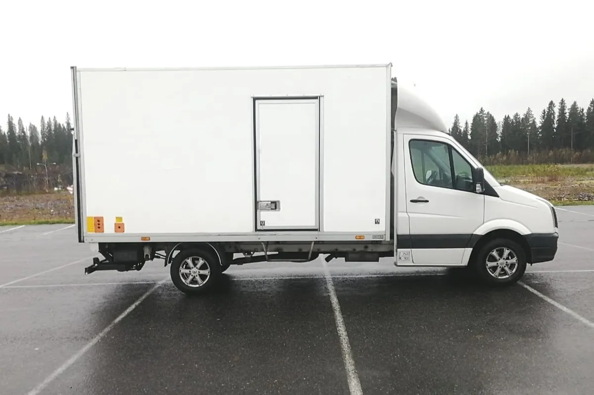 VW Crafter 20 m³ perälautanostimella tai vastaava